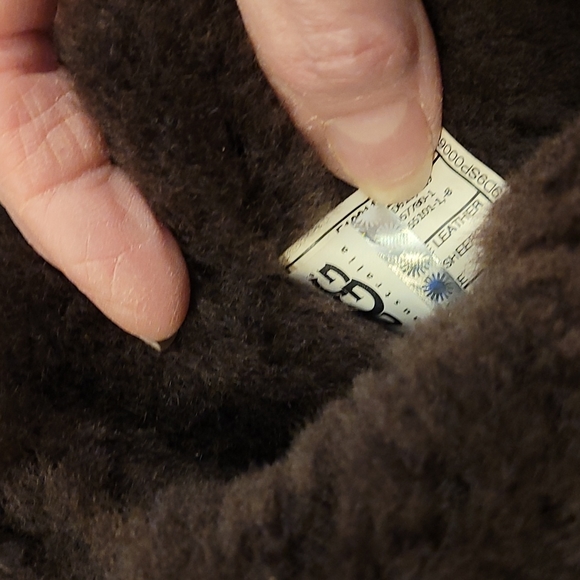 Ugg Bailey Button Triplet II BOOT in dark brown. Size 5 - Picture 10 of 13